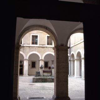 Cisterna-Palazzo-Caetani_chiostro