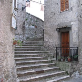 Bassiano scalinata