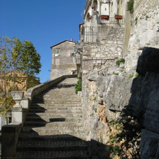 Bassiano scalinata laterale